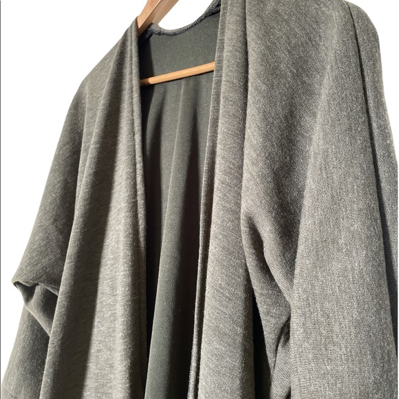 🤓Fabulous grey beige cardigan with pockets. - Picture 2 of 7